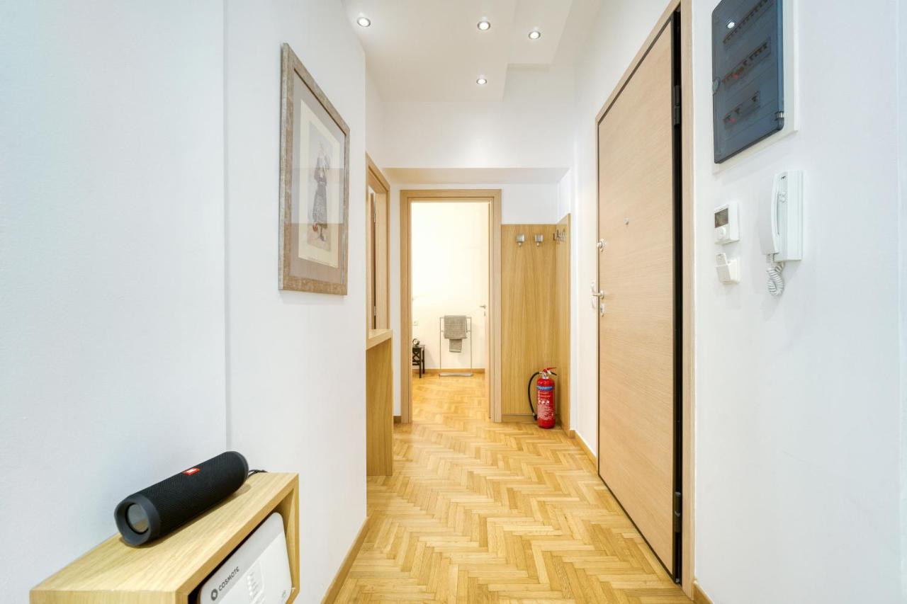 Stylish, Sunny New 2 Bedroom, Prime Central Атина Екстериор снимка